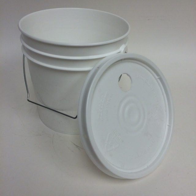 One gallon bucket with lid including drilled hole use for Keg200 Hand